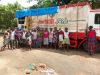 <p>Mrs. Bangura (rechts) und die Kinder vor dem Truck</p>