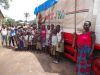 <p>Mrs. Bangura (rechts) und die Kinder vor dem Truck</p>