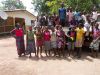 <p>Mrs. Bangura (links) und die Kinder mit dem Kipper</p>